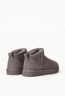 Par de botas mule Disquette com pelúcia cinza vistas por trás — Upper The Label