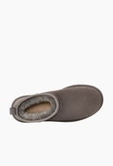 Bota mule Disquette com pelúcia cinza deitada mostrando o cano e forro interno — Upper The Label