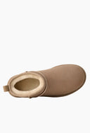 Detalhe do cano e acabamento da bota de camurça areia — Upper The Label