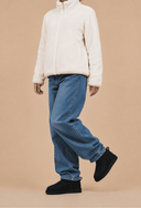 Look de inverno feminino com bota cano curto clássica em camurça preto — Upper The Label

