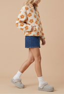 Look de inverno feminino com bota mule Disquette com pelúcia azul — Upper The Label